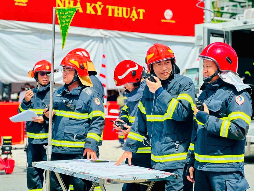 Những hình ảnh ấn tượng của buổi diễn tập chữa cháy lớn nhất năm ở TP. Hồ Chí Minh - Ảnh 8.