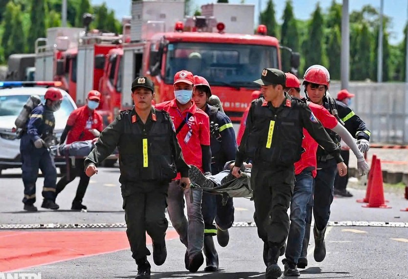 Những hình ảnh ấn tượng của buổi diễn tập chữa cháy lớn nhất năm ở TP. Hồ Chí Minh - Ảnh 10.