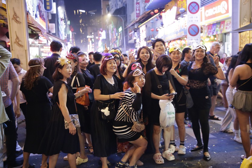Phố đi bộ Bùi Viện biến thành đại tiệc hóa trang trong đêm Halloween- Ảnh 4.