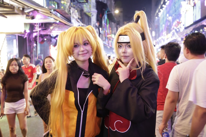 Phố đi bộ Bùi Viện biến thành đại tiệc hóa trang trong đêm Halloween- Ảnh 2.