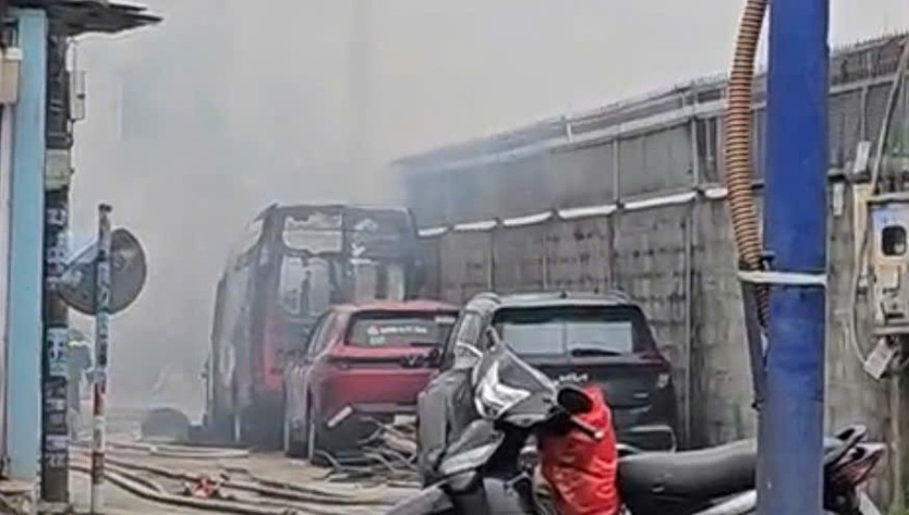 TP. Hồ Chí Minh: Cháy lớn tại công ty sản xuất ghế văn phòng, khói đen bốc cao hàng chục mét - Ảnh 4.