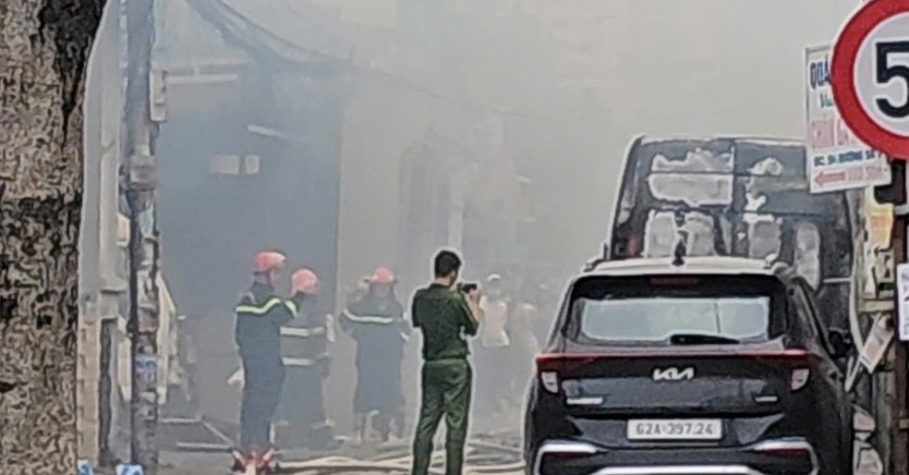 TP. Hồ Chí Minh: Cháy lớn tại công ty sản xuất ghế văn phòng, khói đen bốc cao hàng chục mét - Ảnh 3.