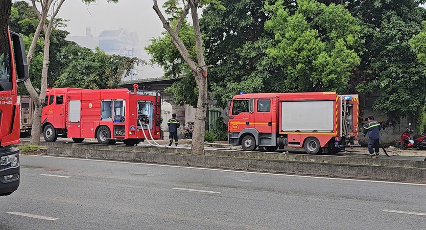 TP. Hồ Chí Minh: Cháy lớn tại công ty sản xuất ghế văn phòng, khói đen bốc cao hàng chục mét - Ảnh 2.