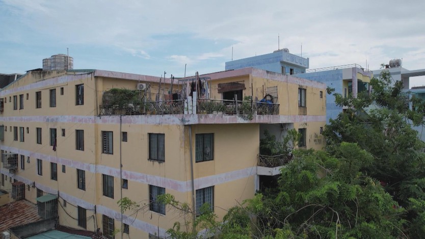 Khu chung cư cũ xuống cấp tại TP. Hồ Chí Minh - Ảnh 4.