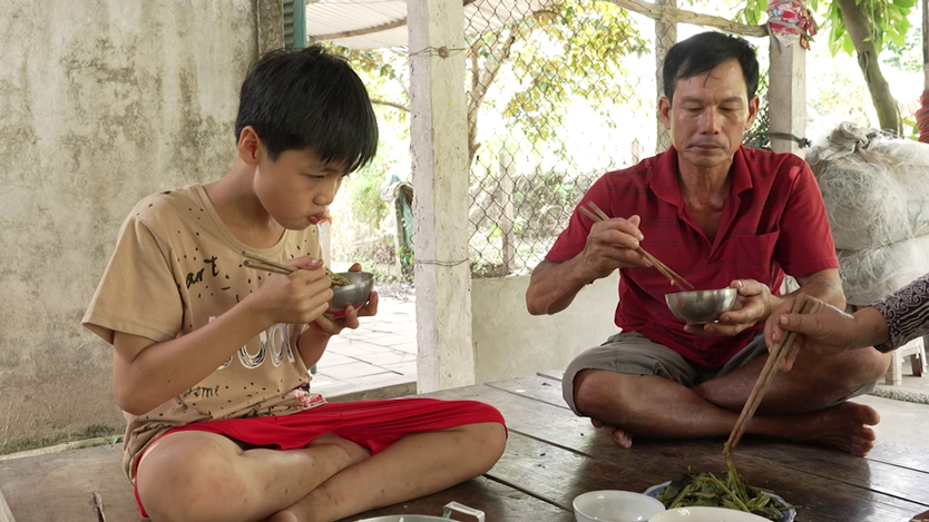 Cậu bé mồ côi cha mẹ từ 1 tuổi | Mái ấm gia đình Việt - Ảnh 12.