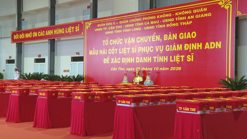 Hội trường trang nghiêm với nhiều dãy bàn phủ khăn đỏ xếp ngay ngắn các hộp chứa mẫu hài cốt liệt sĩ - Ảnh 3.