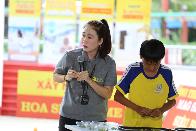 Sam nhiều lần bật khóc trong lần đầu đến "Mái ấm gia đình Việt" - Ảnh 8.
