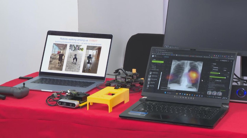 Các thiết bị robot và công nghệ A.I. phục vụ nghiên cứu, chẩn đoán hình ảnh y tế được trưng bày tại triển lãm giáo dục - Ảnh 3.