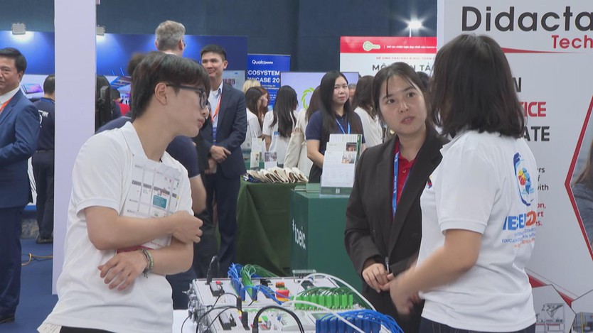 Khách tham quan trao đổi, tìm hiểu mô hình thiết bị và các giải pháp công nghệ giáo dục tại gian hàng triển lãm - Ảnh 4.