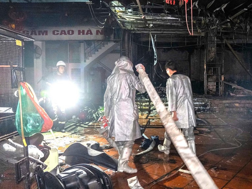 Điều tra nguyên nhân vụ cháy cửa hàng xe máy trên phố Nguyễn Khánh Toàn - Ảnh 3.