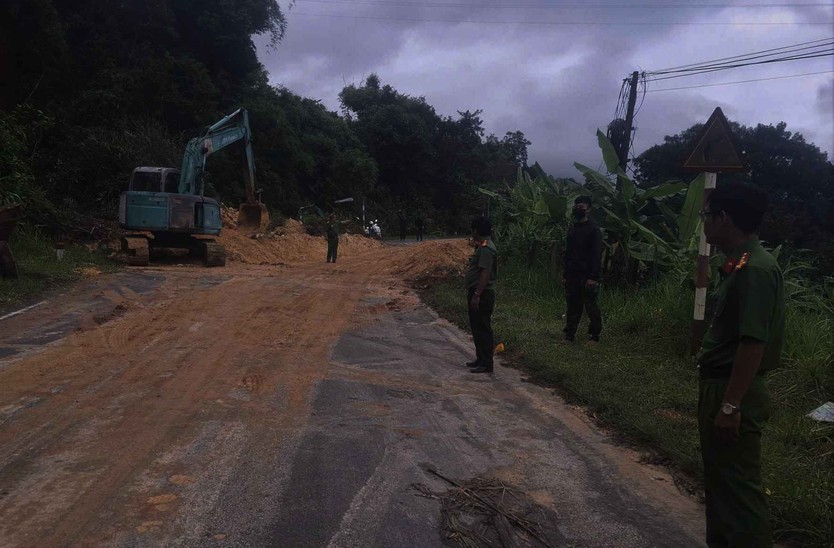 Đèo Đa Mi trên Quốc lộ 55 thông xe sau nhiều giờ chia cắt do sạt lở - Ảnh 2.