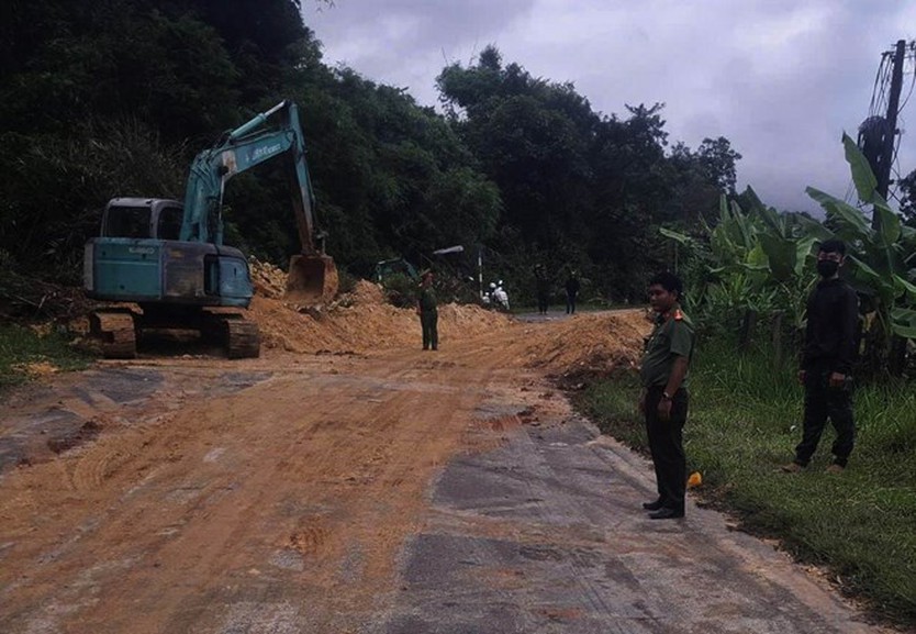 Đèo Đa Mi trên Quốc lộ 55 thông xe sau nhiều giờ chia cắt do sạt lở - Ảnh 1.