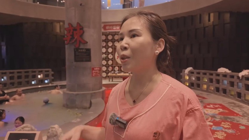 Trung Quốc: Tắm nước khoáng trong... nồi lẩu âm dương - Ảnh 2.