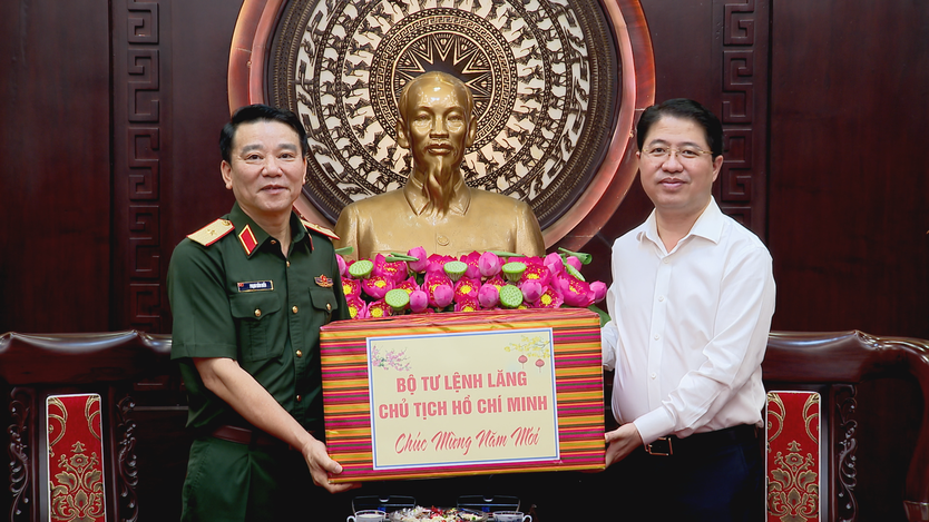 Bộ Tư lệnh Lăng Chủ tịch Hồ Chí Minh thăm chúc tết TP. Hồ Chí Minh - Ảnh 4.