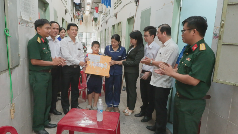 Lãnh đạo TP. Hồ Chí Minh thăm, chúc Tết hộ khó khăn và các đơn vị phía Bắc Thành phố - Ảnh 3.