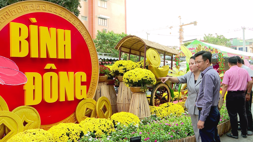 Hơn 500 gian hàng hội tụ tại Chợ hoa Tết lớn nhất Quận 8 - Ảnh 2.