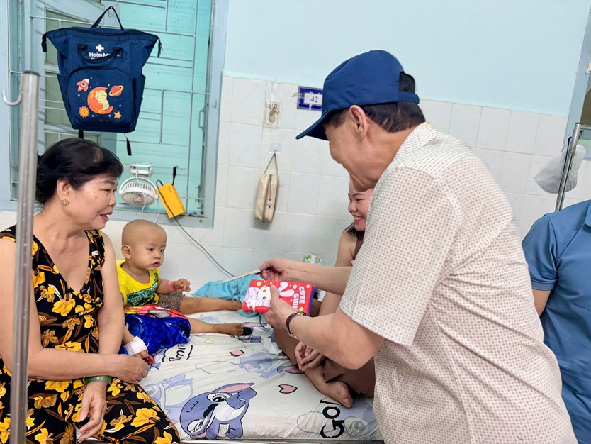 "Ông tiên" lì xì bệnh nhi Bệnh viện Nhi đồng 2 - Ảnh 2.