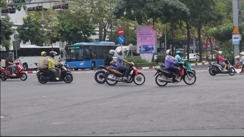 60 Giây ngày 12/2/2026 | TP. Hồ Chí Minh: Cửa ngõ phía Tây ùn ứ, cảnh sát giao thông dầm mưa điều tiết giao thông - Ảnh 7.