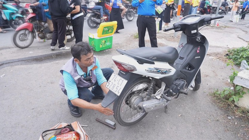 60 Giây ngày 12/2/2026 | Trạm dừng chân nghĩa tình, tặng nước, vá xe miễn phí cho người dân về quê đón Tết- Ảnh 3.