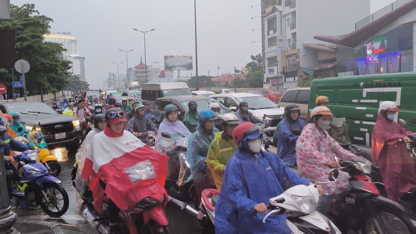 60 Giây ngày 11/2/2026 | Mưa trái mùa kèm mù khô xuất hiện cận Tết tại TP. Hồ Chí Minh - Ảnh 2.