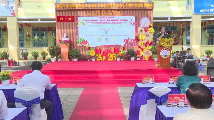 Trao 500 phần quà Tết cho hộ khó khăn tại phường Cát Lái - Ảnh 1.