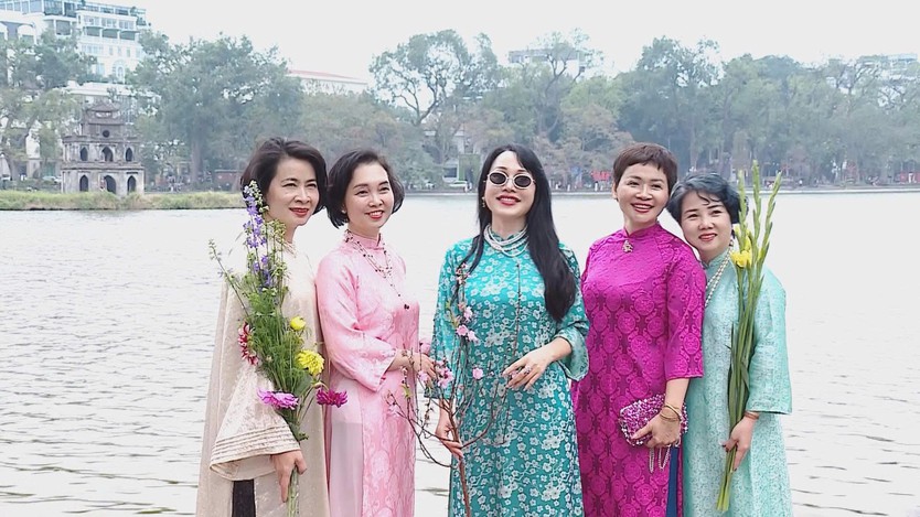 Hà Nội rộn ràng sắc xuân, người dân háo hức du xuân đón Tết Bính Ngọ 2026 - Ảnh 2.