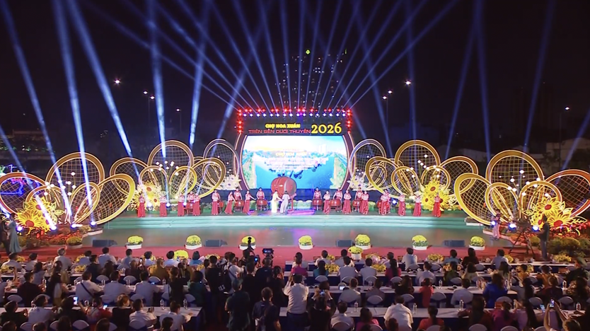 Hội hoa xuân trên Thành phố: Sắc xuân hội tụ, rộn ràng không khí đón Tết Bính Ngọ 2026 - Ảnh 2.
