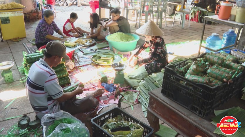 TP. Hồ Chí Minh: Ấm áp nồi bánh tét đoàn viên của gia đình nhiều thế hệ- Ảnh 2.
