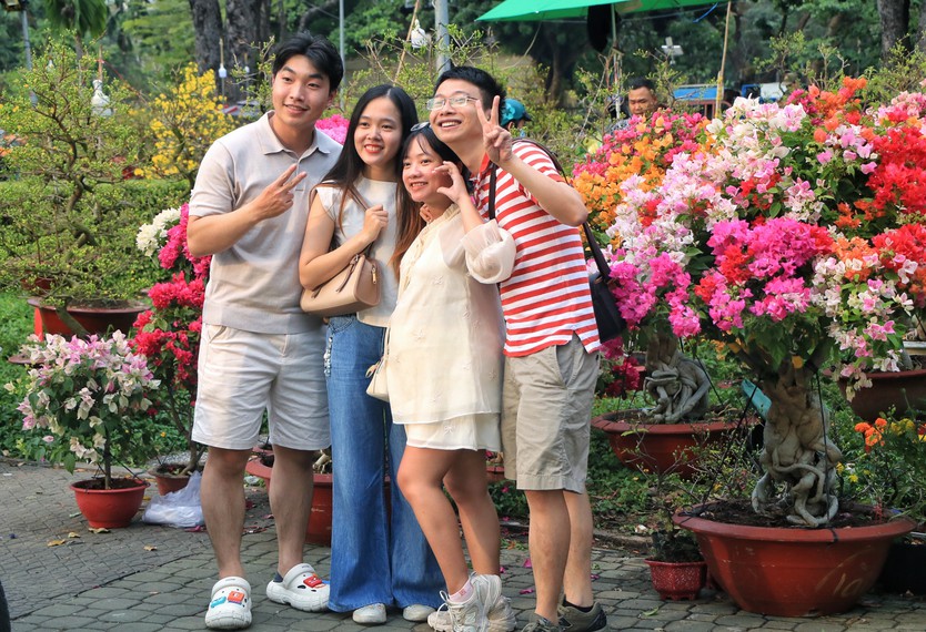 Người dân TP.HCM đi chợ hoa tết cười tươi phơi phới: 'Khỏi phải trả giá, kỳ kèo…' - Ảnh 5.