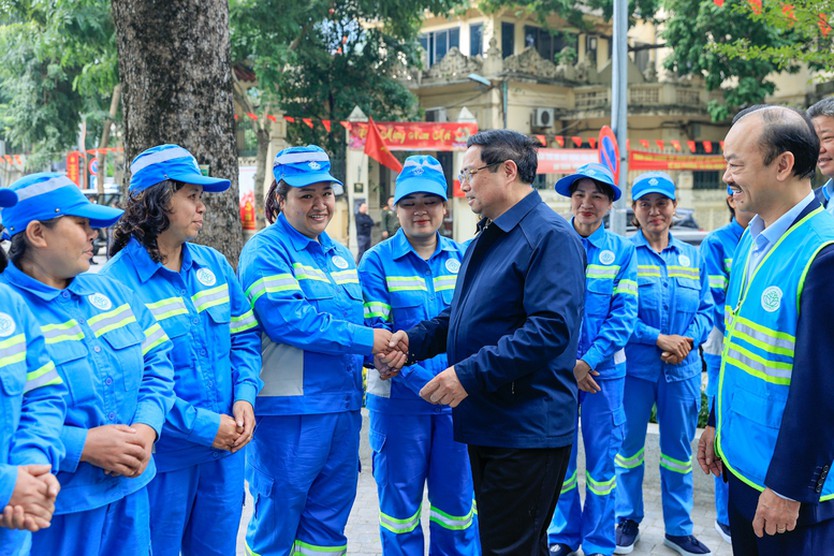 Thủ tướng Phạm Minh Chính cảm ơn, tặng quà công nhân vệ sinh môi trường tại Thủ đô- Ảnh 1.