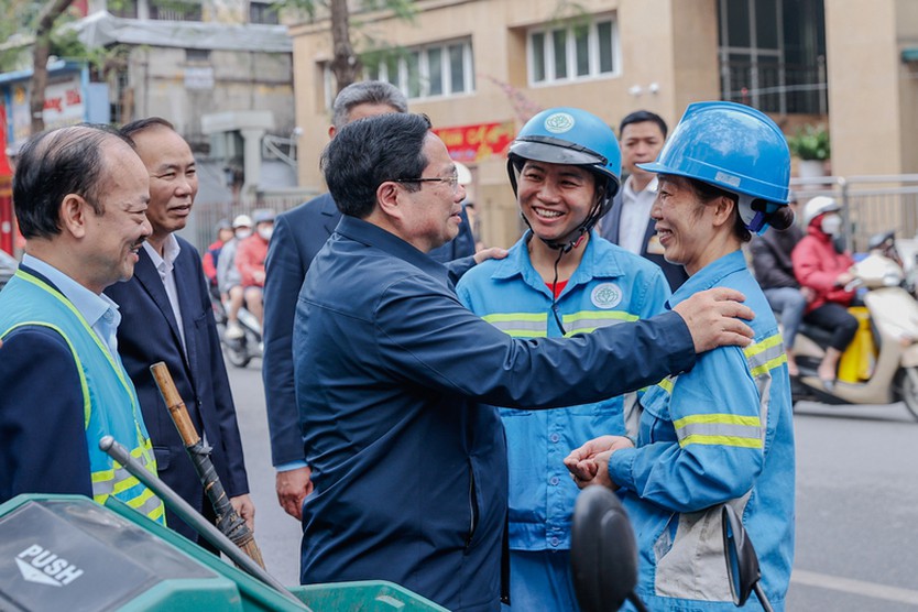 Thủ tướng Phạm Minh Chính cảm ơn, tặng quà công nhân vệ sinh môi trường tại Thủ đô- Ảnh 4.