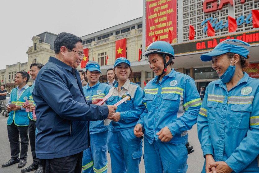 Thủ tướng Phạm Minh Chính cảm ơn, tặng quà công nhân vệ sinh môi trường tại Thủ đô- Ảnh 6.