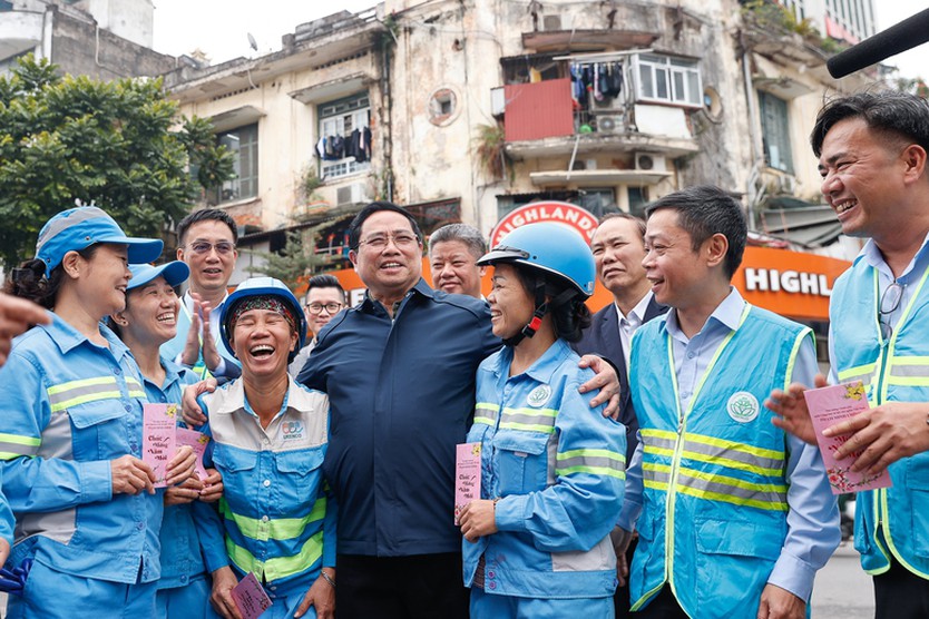 Thủ tướng Phạm Minh Chính cảm ơn, tặng quà công nhân vệ sinh môi trường tại Thủ đô- Ảnh 7.
