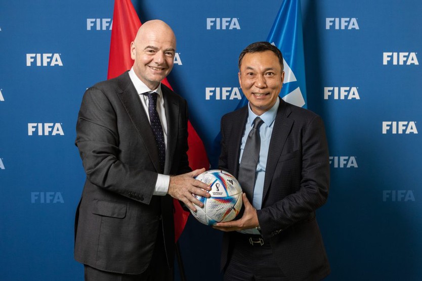 Chủ tịch và Tổng thư ký FIFA gửi quà đặc biệt đến Chủ tịch VFF Trần Quốc Tuấn: Chúc tết tài lộc…- Ảnh 1.