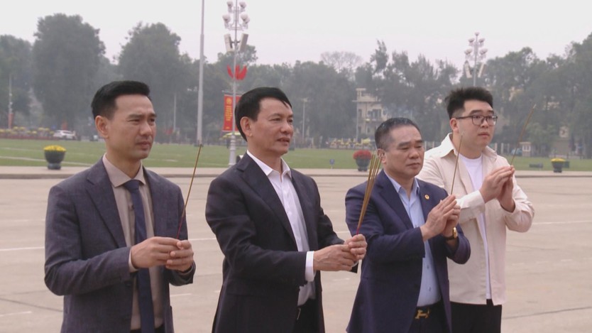 Người dân thành kính viếng Lăng Bác ngày đầu năm - Khát vọng cho một năm mới bình an - Ảnh 5.