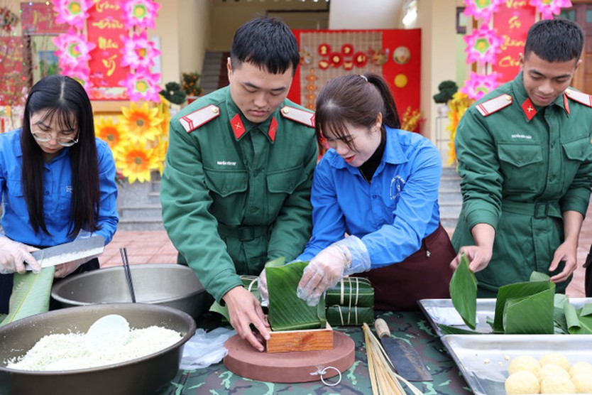 Vững tay súng bảo vệ bình yên cho nhân dân vui Tết đón Xuân- Ảnh 3.