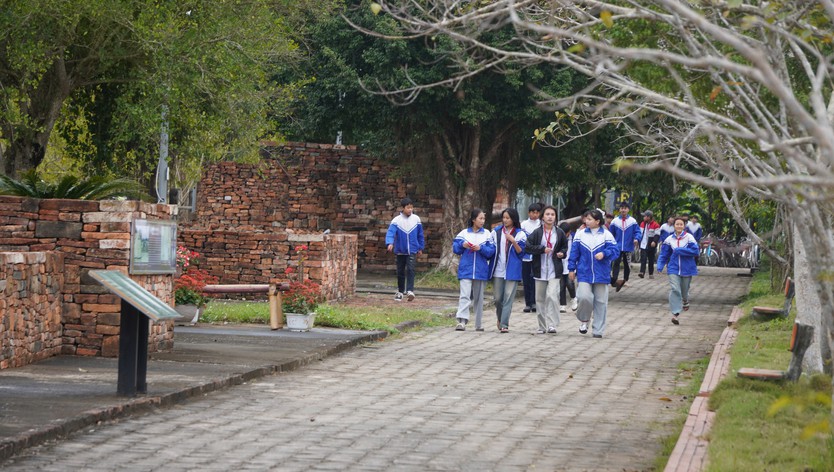 Phát hiện nhiều di vật tráng men bằng vàng ở di sản Thành nhà Hồ- Ảnh 8.