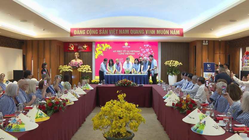 TP. Hồ Chí Minh: Rộn ràng khí thế đón đoàn khách quốc tế xông đất đầu Xuân Bính Ngọ- Ảnh 2.