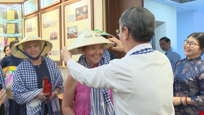 TP. Hồ Chí Minh: Rộn ràng khí thế đón đoàn khách quốc tế xông đất đầu Xuân Bính Ngọ- Ảnh 3.