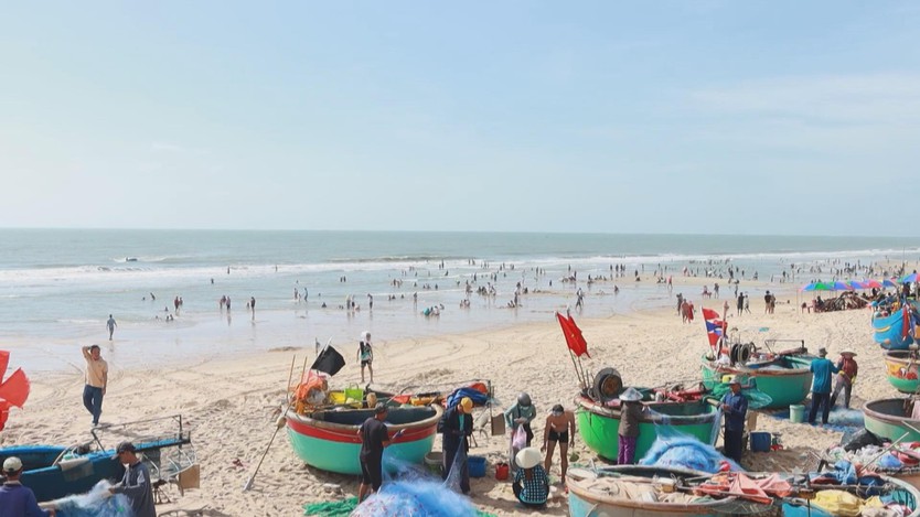 Biển Phước Hải nhộn nhịp du khách đầu năm mới - Ảnh 2.