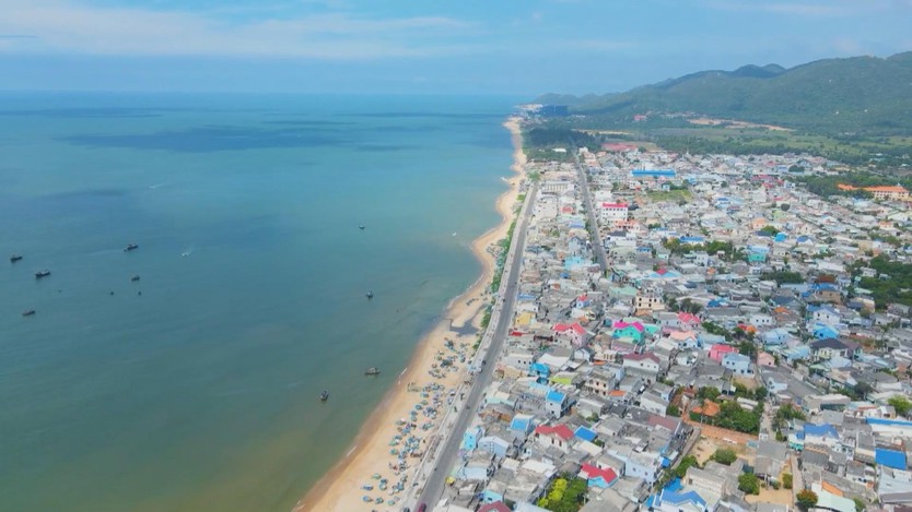 Biển Phước Hải nhộn nhịp du khách đầu năm mới - Ảnh 3.