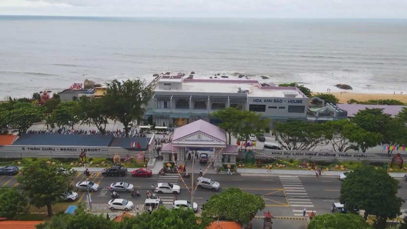 Biển Phước Hải nhộn nhịp du khách đầu năm mới - Ảnh 4.