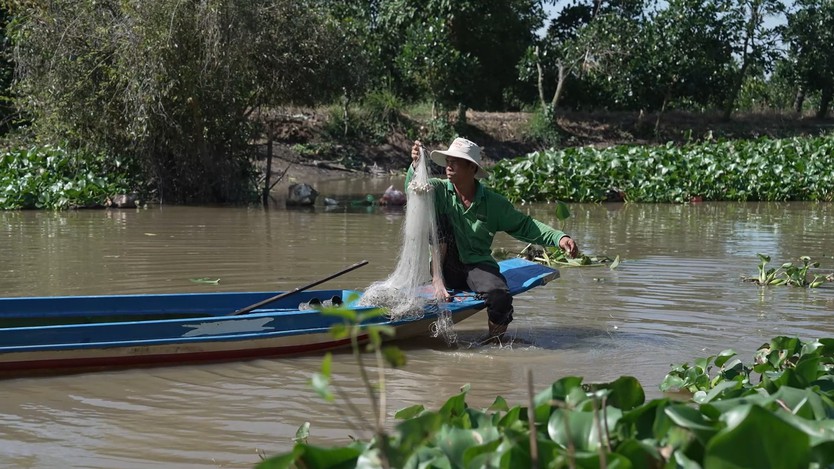 Mái ấm gia đình Việt: Chuyện em Vinh - cậu học trò đi bộ gần 9km đến trường - Ảnh 1.