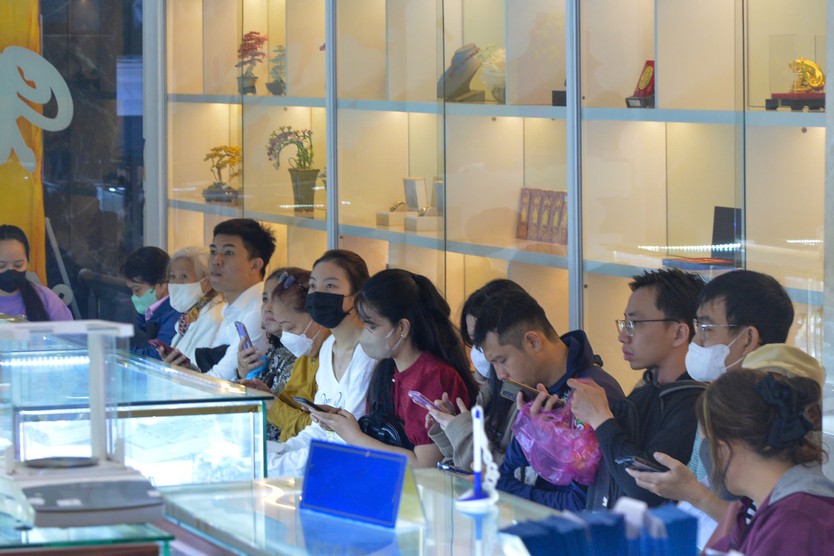 Bất chấp trời mưa, khách hàng ùn ùn đi mua vàng Thần Tài từ sáng sớm- Ảnh 3.