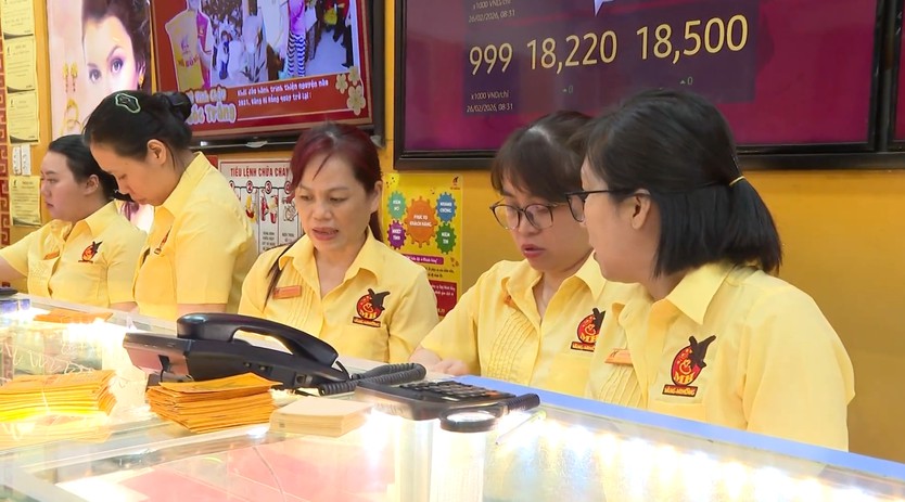 TP. Hồ Chí Minh: Người dân xếp hàng mua vàng ngày vía Thần Tài - Ảnh 2.