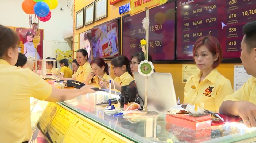 TP. Hồ Chí Minh: Người dân xếp hàng mua vàng ngày vía Thần Tài - Ảnh 4.