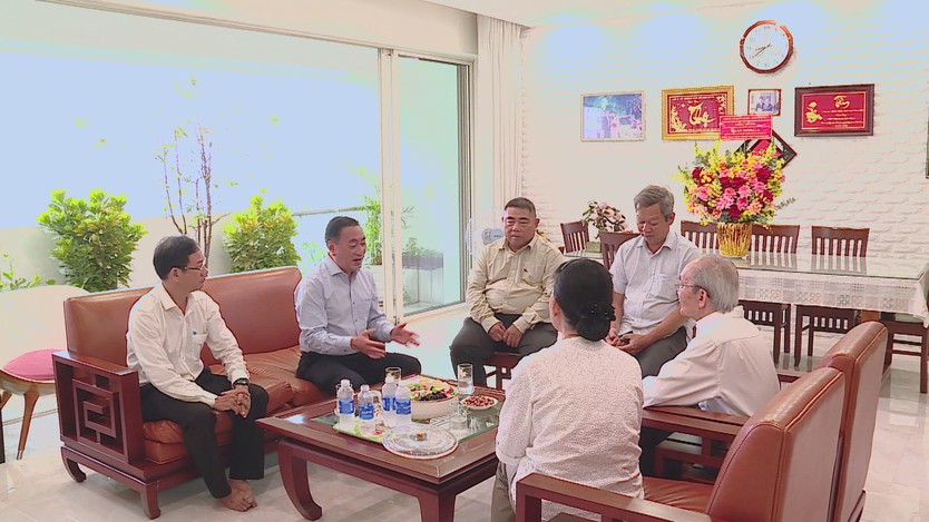 Lãnh đạo TP. Hồ Chí Minh thăm, tri ân các cán bộ y tế lão thành nhân Ngày Thầy thuốc Việt Nam 27/2 - Ảnh 1.