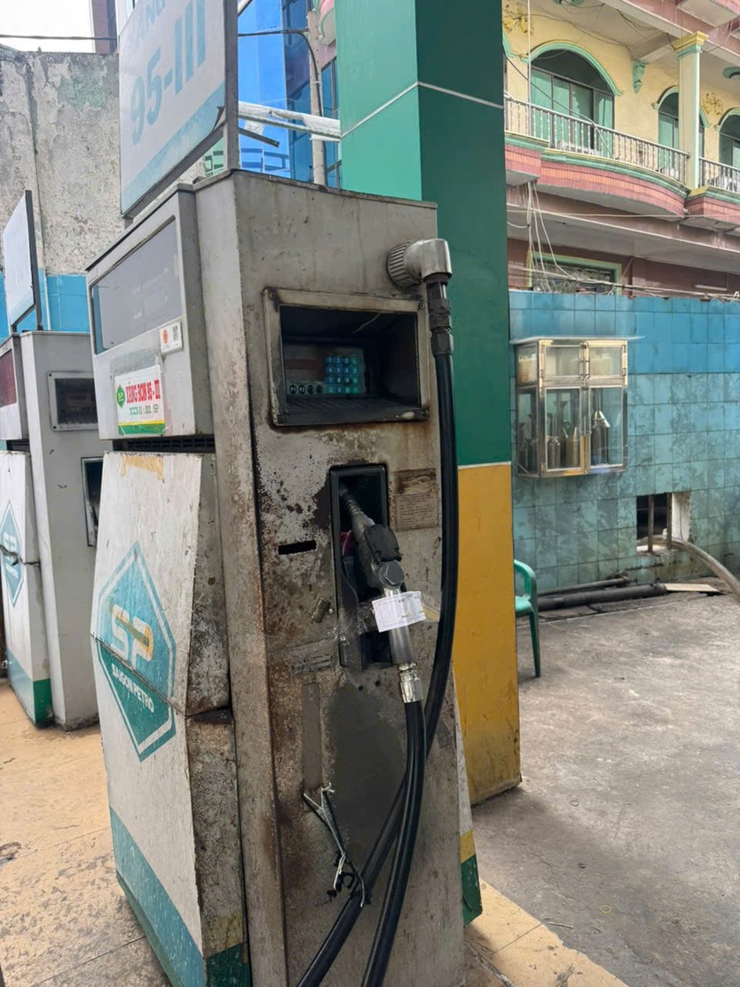 Công an TPHCM triệt phá đường dây sản xuất, buôn bán xăng Ron95 giả - Ảnh 2.