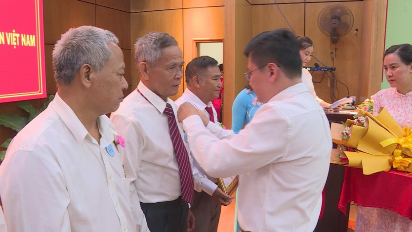 TP. Hồ Chí Minh trao Huy hiệu Đảng cho Đảng viên phường Tam Bình - Ảnh 4.