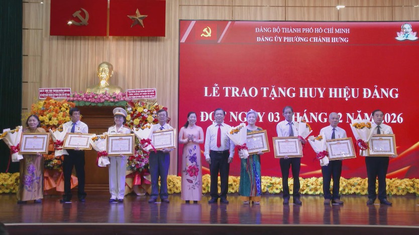 Phường Chánh Hưng trao tặng Huy hiệu Đảng đợt 3/2 - Ảnh 5.